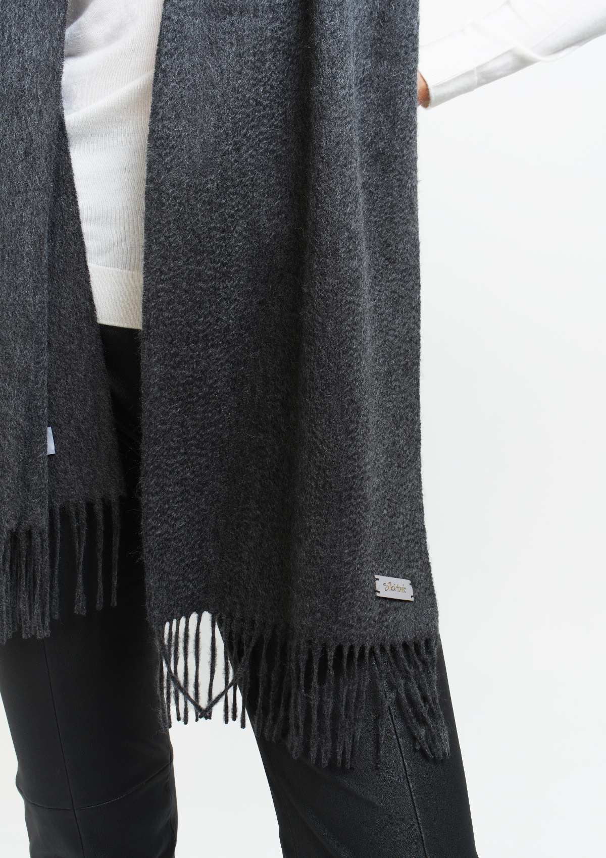 dark-grey-pure-organic-cashmere-scarf-Silk & tonic